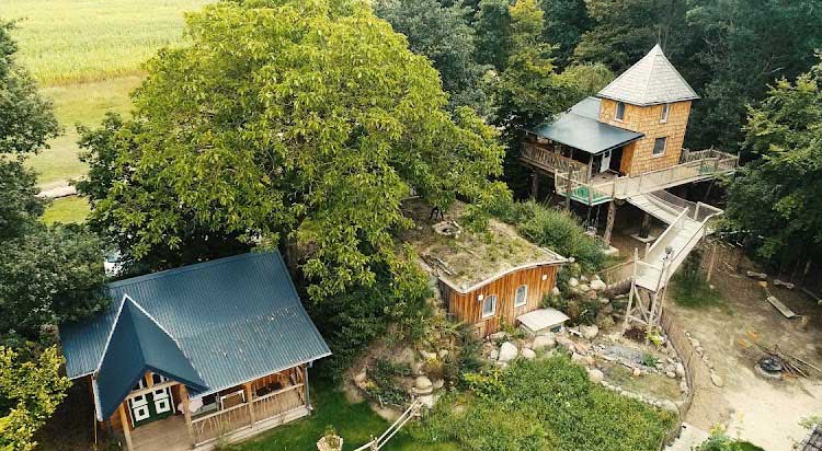 Nachhaltiger Urlaub in selbstgebauten Baumhäusern